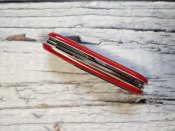 Многофункциональный складной нож от компании Victorinox. Модель Delemont EvoGrip ™ 11 (2.4803.C)