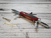 Многофункциональный складной нож от компании Victorinox. Модель Delemont EvoGrip ™ 11 (2.4803.C)