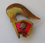ВЛКСМ - комсомол = дембельский значок - советская армия = факел