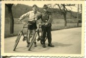 Gefreiter Gebirgsjäger Wehrmacht mit Fahrrad.JPG