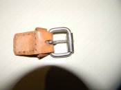 пряжка металева.на ширину ременя 2.7 см.