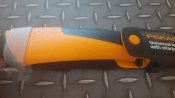 Универсальный нож с точилкой Fiskars (1023618) Оригинал