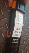Универсальный нож с точилкой Fiskars (1023618) Оригинал