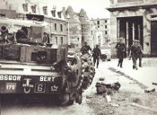 Немецкие солдаты проходят мимо подбитого канадского танка «Черчилль» (Churchill Mk.III)