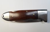 Нож складной с коротким лезвием.