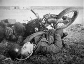 Убитый немецкий мотоциклист.