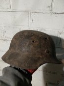 Німецька каска М-40 із обручем та бойовими пораненнями