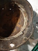 Німецька каска М-40 із обручем та бойовими пораненнями