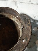 Німецька каска М-40 із обручем та бойовими пораненнями