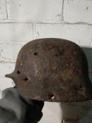 Німецька каска М-40 із обручем та бойовими пораненнями