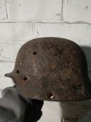 Німецька каска М-40 із обручем та бойовими пораненнями