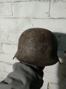 Німецька каска М-40 із обручем та бойовими пораненнями
