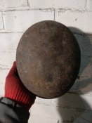Німецька каска М-40 із обручем та бойовими пораненнями