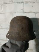 Німецька каска М-40 із обручем та бойовими пораненнями