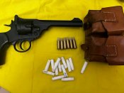 Револьвер Webley з аксесуарами