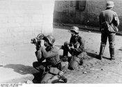 Bundesarchiv Bild 146-2007-0202, Frankreich, Filmberichter einer PK.jpg