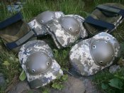Наколінники , піксель.