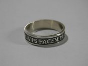 Серебряное кольцо с девизом:Si vis pacem, para bellum  «хочешь мира — готовься к войне».