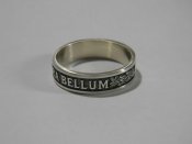 Серебряное кольцо с девизом:Si vis pacem, para bellum  «хочешь мира — готовься к войне».