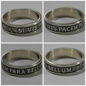 Серебряное кольцо с девизом:Si vis pacem, para bellum  «хочешь мира — готовься к войне».