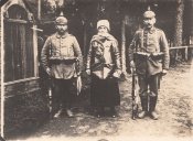 deutsche Soldaten & russische Pilotin.jpg