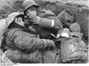Russland, Soldaten in Schutzenloch.jpg