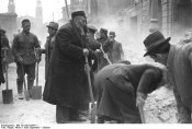 Bundesarchiv_Bild_101I-001-0256-11,_Warschau,_Juden_(-)_bei_Aufr?umungsarbeiten.jpg