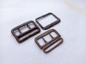 2 пряжки с коробки для патронов
