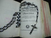 Вещи капеллана Вермахта (четки, библия 1941-го года).
