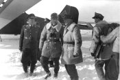 Генерал-полковник Дитль  перед посадкой в самолет.jpg