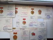 12 знаков победителей и ударников СССР и 12 удостоверений