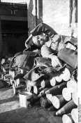 399px-Bundesarchiv_Bild_101I-022-2923-10A,_Russland,_Ruhepause_auf_Granaten.jpg
