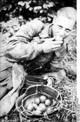 399px-Bundesarchiv_Bild_101I-301-1953-31,_Nordfrankreich,_Soldat,_Obst_essend.jpg