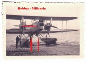 Foto großes deutsches Wasserflugzeug Flugboot mit Staffelwappen.jpg