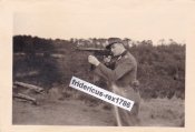 deutscher WH Offizier mit MP 40 im Anschlag.jpg