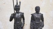 Два бронзовых солдата на камнях