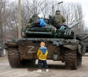 Український хлопчик пісяє на рашистський...