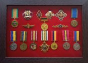 Витрина с двойным дном для медалей,орденов и значков на винте