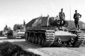 Deutsche Soldaten mit Beute-Panzern KV-1.JPG