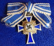 Миниатюра Почётного креста Немецкой матери в золоте.