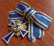 Миниатюра Почётного креста Немецкой матери в золоте.