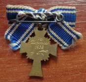 Миниатюра Почётного креста Немецкой матери в золоте.