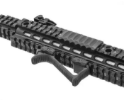 Упор - рукоятка угловая Leapers UTG Ultra Slim Angled Foregrip, на Weaver picatiny.