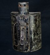 Свечной сигнальный фонарь красного цвета.