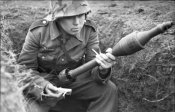 Bundesarchiv_Bild_101I-710-0371-25,_Ukraine,_Ausbildung_an_Panzerabwehrwaffe.jpg