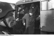 Bundesarchiv_Bild_101I-027-1476-30A,_Marseille,_Gare_d'Arenc._Deportation_von_Judenвяпи.jpg