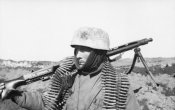 Bundesarchiv_Bild_101I-559-1076-29,_Russland,_Fallschirmjäger_mit_MG_und_Munitionsgurt.jpg