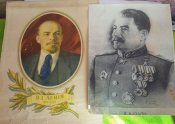 Плакат с Лениным и фото Сталина .