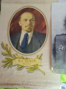 Плакат с Лениным и фото Сталина .