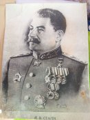 Плакат с Лениным и фото Сталина .